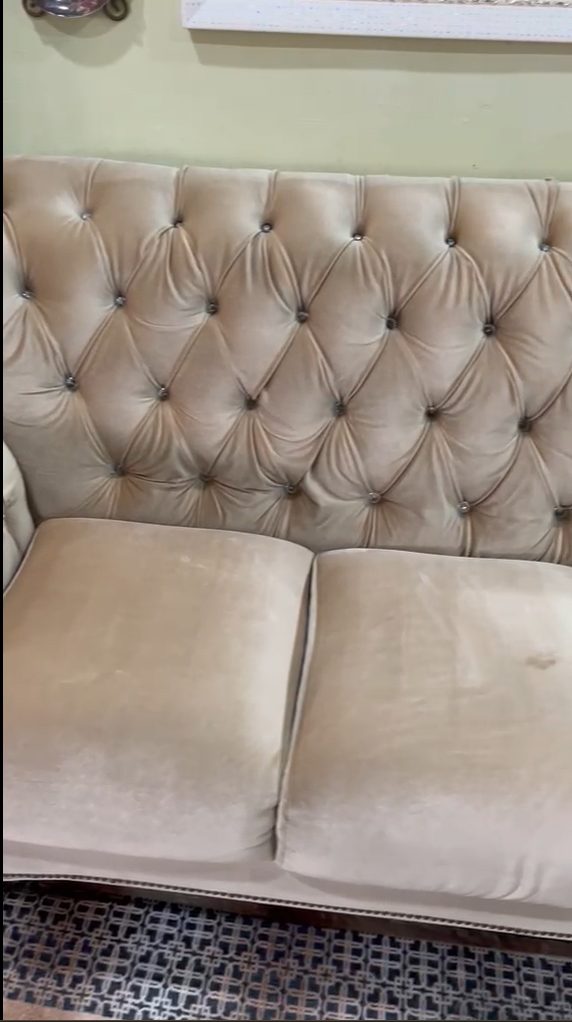 Sofa chesterfield selepas dicuci, bersih dan segar
