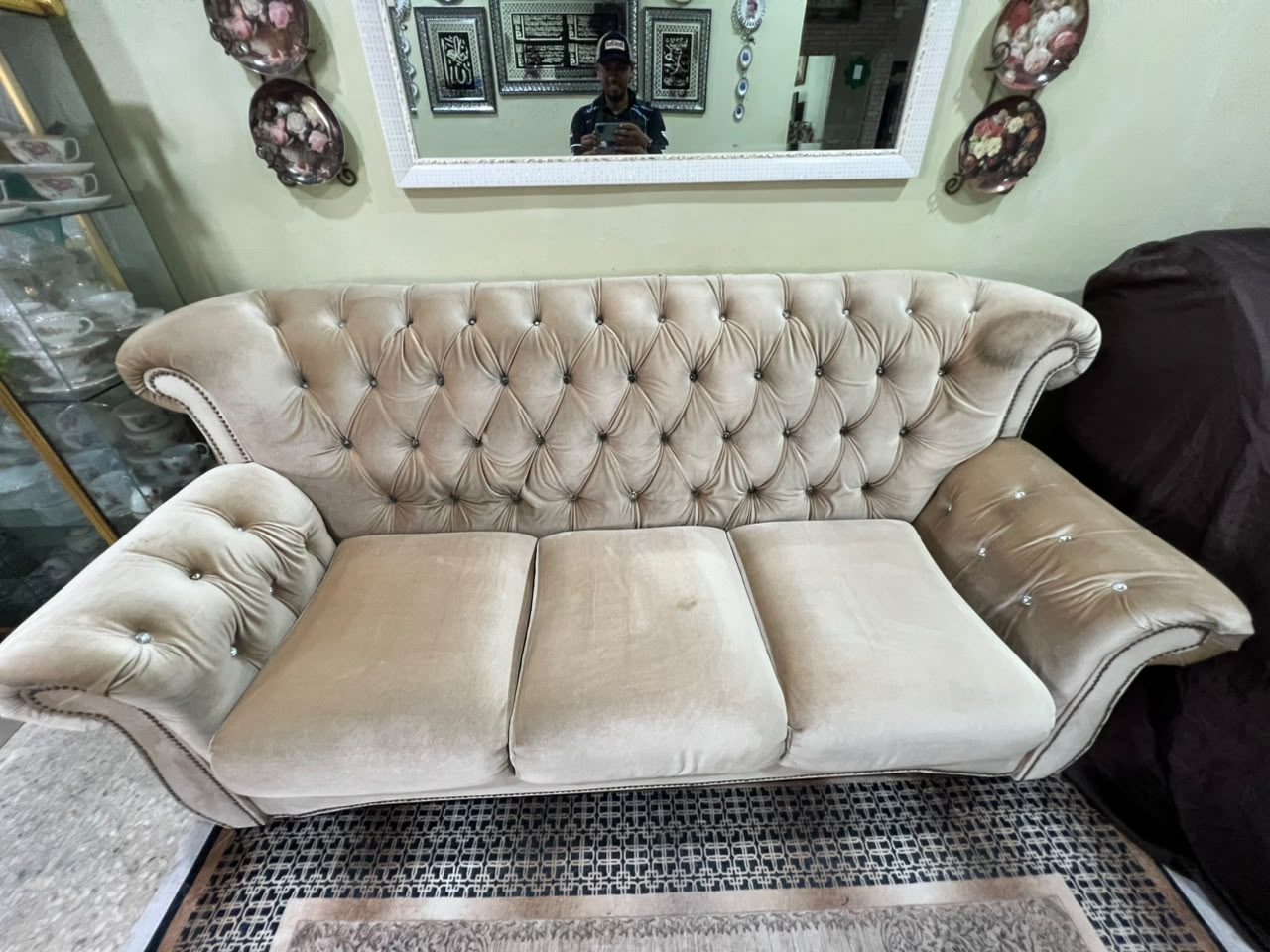 Sofa chesterfield sebelum dicuci, berkesan kotoran