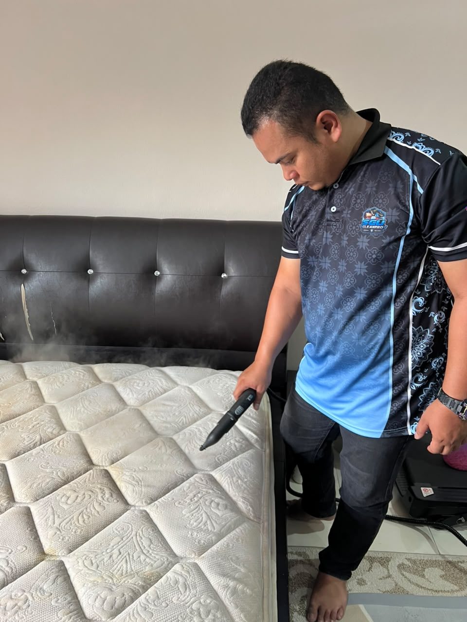 Juruteknik SGU CleanPro membersihkan tilam dengan stim panas